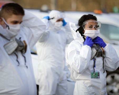 Вирусът препълни болниците в Румъния, лекуват пациенти в колите им