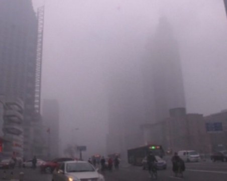 Гъст смог затвори магистрали в Пекин