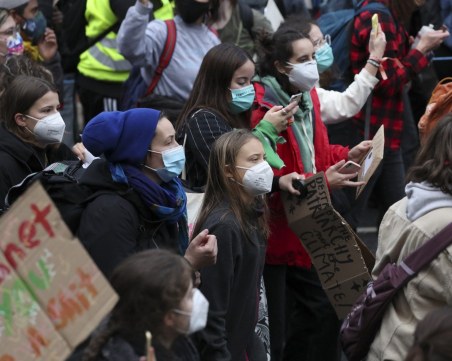 Грета Тунберг и хиляди млади активисти от цял свят отганизираха гранде протест в Глазгоу