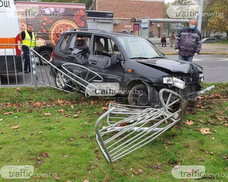 Кола се заби в мантинела на Цариградско шосе