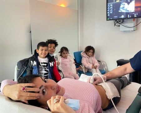 Кристиано Роналдо и Джорджина с кадър от видеозон: Ние сме най-щастливите на света!