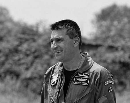 Шефът на отбраната обеща да се изплати извънредния труд на загиналия пилот Терзиев