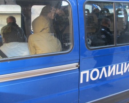 След среднощно преследване в Бургас: Задържаха група мигранти