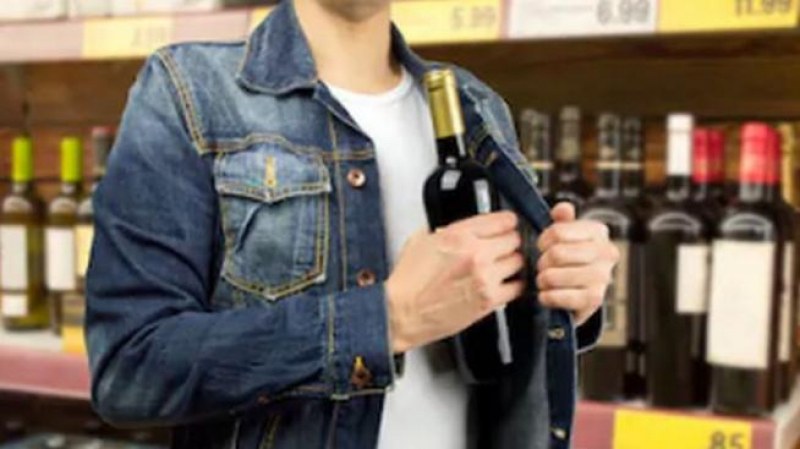 Пловдивчанка опита да отмъкне бутилка марков алкохол от магазин