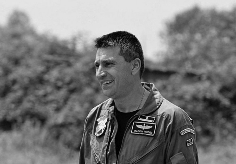 Шефът на отбраната обеща да се изплати извънредния труд на загиналия пилот Терзиев