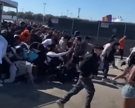 Най-малко осем души загинаха при концерт в Хюстън