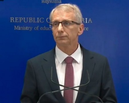 Учениците от първи до четвърти клас ще учат присъствено без ротация