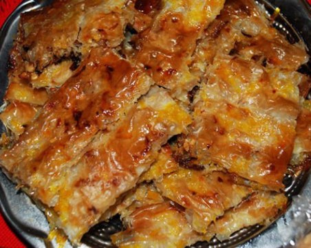 Вкусна баница с ябълки, круши и тиква