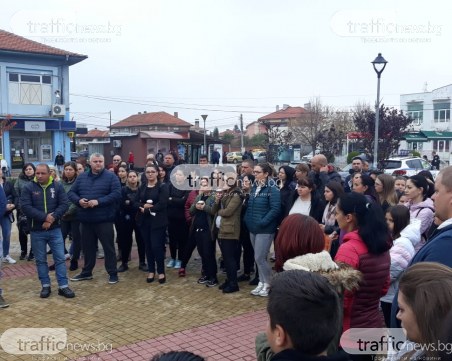 Родители от Раковски на протест: Пускат децата си на училище без тестове