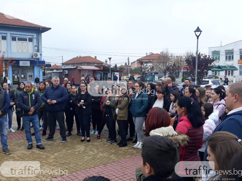Родители от Раковски на протест: Пускат децата си на училище без тестове