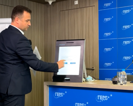 ГЕРБ показа как може да се гласува два пъти на една машина, братя IT-та държали ключа на софтуера