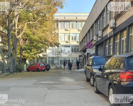 И през уикенда: Опашка от хора пред най-натоварения COVID център в Пловдив