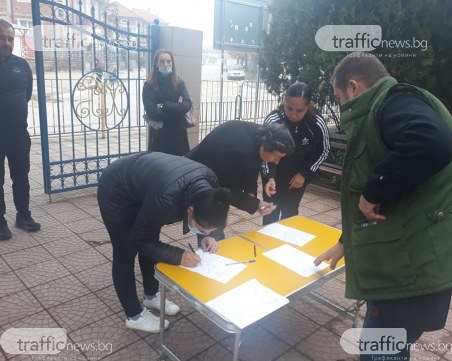 Родители от Раковски: Няма да пуснем децата си онлайн, няма да предаваме и домашни