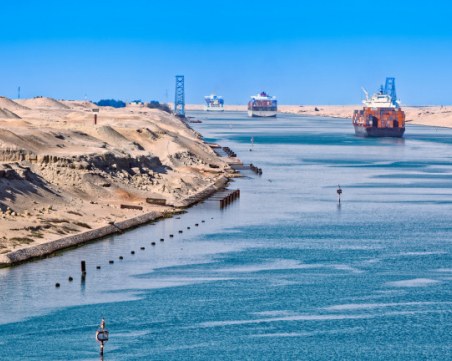 Вдигат корабните такси за преминаване през Суецкия канал през 2022 година