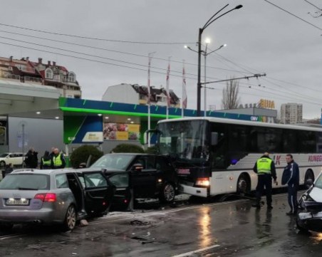 Меле след гонка в София! Жена е пострадала, над 20 коли са ударени