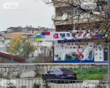 Цинично! Шофьор на лъскав автомобил спря под забранителен знак – на 2 метра от Синя зона в Пловдив
