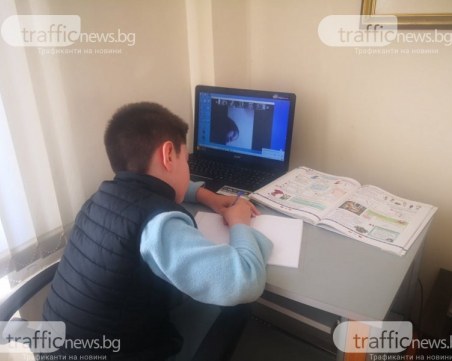 Официално: Учениците от 1 до 4 клас в Пловдив остават онлайн