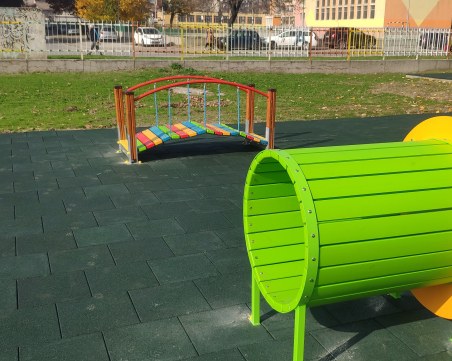 Пет нови площадки за игра радват малчуганите в ДЯ  