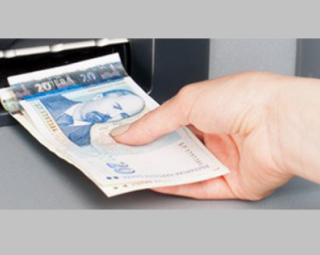 Слагат такса за внасяне на пари през банкомат