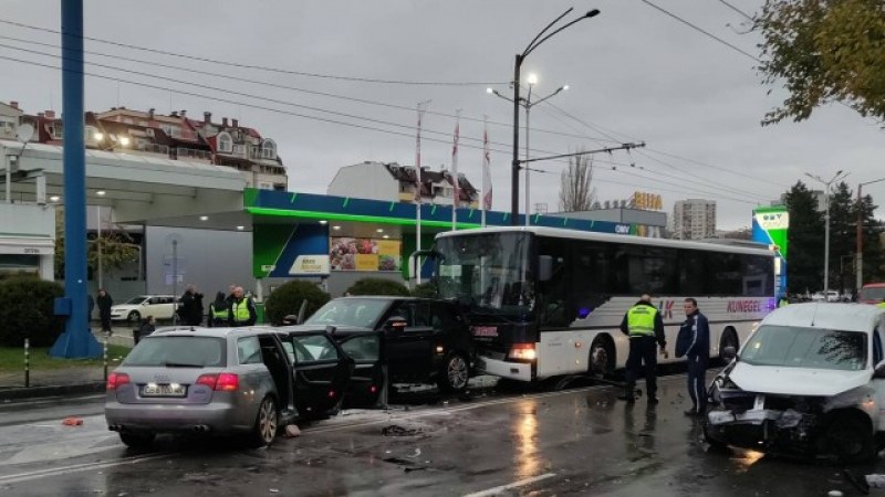 Меле след гонка в София! Жена е пострадала, над 20 коли са ударени