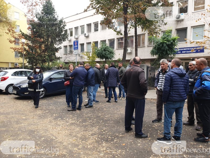 Привикаха десетки хора от Раковски в Икономическа полиция в Пловдив заради изборите