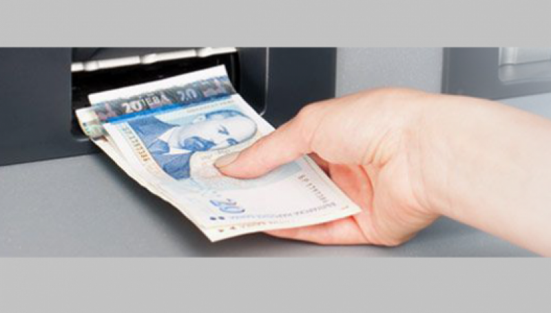 Слагат такса за внасяне на пари през банкомат