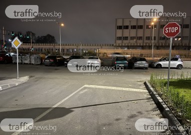 Друг абсурд е че там поставен знакът Път с предимство