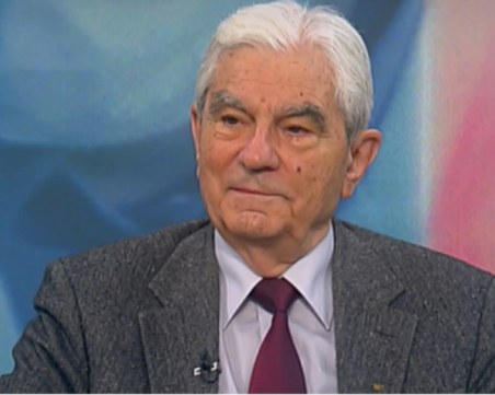 Акад. Петрунов: Популистко е решението за зелен сертификат за антитела