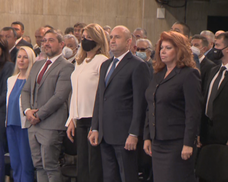 Арестуваха мъже, лепили плакати на Румен Радев в Столипиново, глобяват инициативния комитет на президента