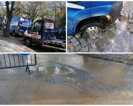 Бус пропадна в огромна яма в центъра на Пловдив, зейнала след ВиК авария