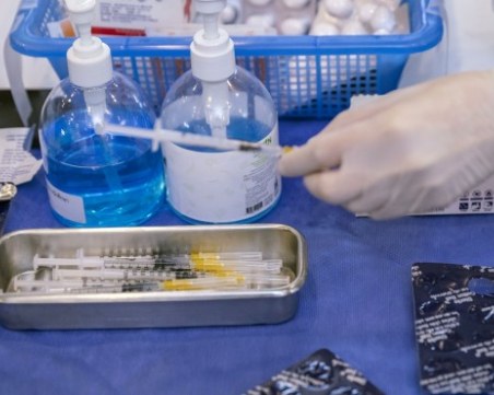 Бустерната доза става задължителна за хора над 65 години във Франция