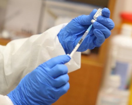 Европейска комисия сключи договор за достъп до нова ваксина срещу COVID-19