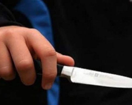 Младежи наръгаха 60-годишен мъж в Пловдив и избягаха