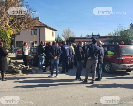 Правят жива верига срещу полицаи в пловдивско село! Униформените искат да обискират магазин