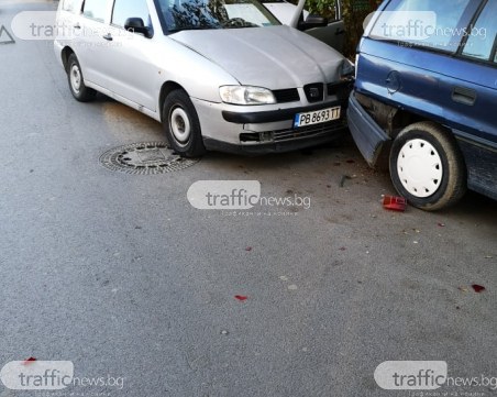 Шофьор след нощна смяна се заби в два паркирани автомобила в Смирненски