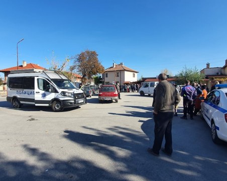 Жители на Ново село блокираха пътя! Мараджиев заяви, че полицаи са тръгнали да ги газят