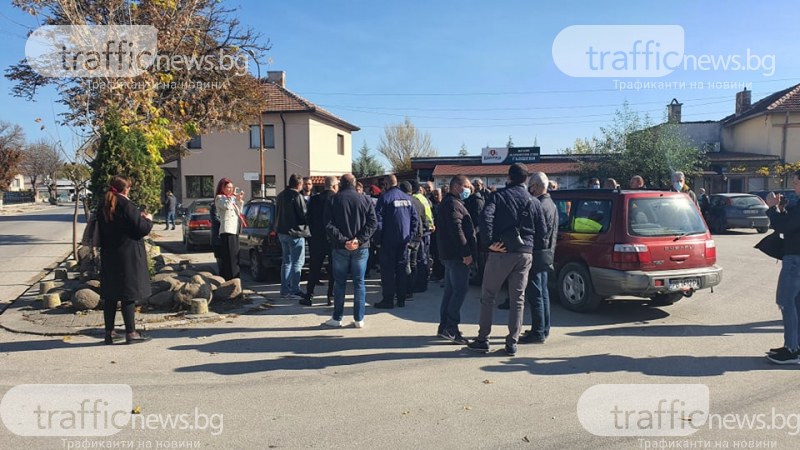 Правят жива верига срещу полицаи в пловдивско село! Униформените искат да обискират магазин