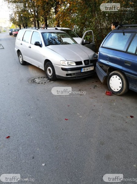 Шофьор след нощна смяна се заби в два паркирани автомобила в Смирненски