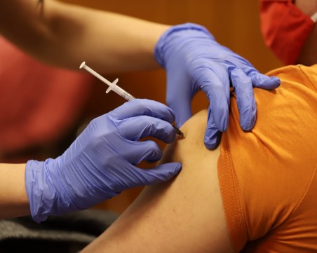 Близо 360 хил. ваксини срещу COVID-19 са поставени след въвеждането на 