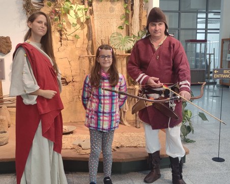 Малки и големи в търсене на съкровища в кутия в археологическия музей на Пловдив