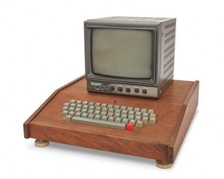 Продадоха на търг дървен компютър на Apple от 1976 г. за $400 000