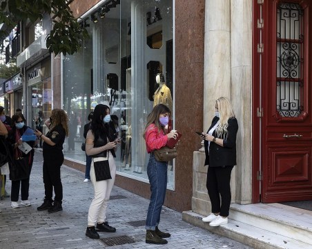 Ръст на новозаразените в Гърция! Обмислят нови ограничения за неваксинираните
