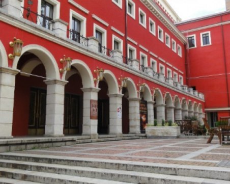 Заради задължителните сертификати и тестове: Драматичният театър променя програмата си