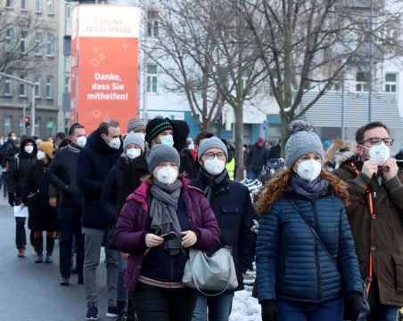 Австрия предвижда забрана за излизане от домовете на неваксинирани