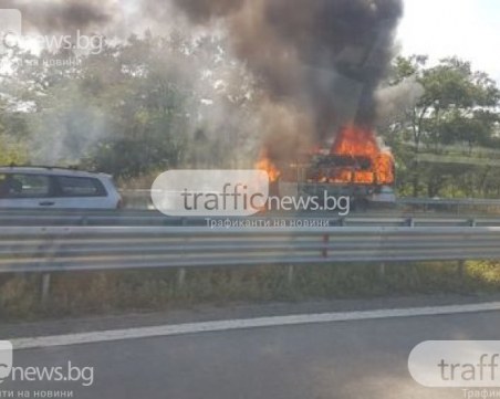 Джип горя на бензиностанция на автомагистрала 