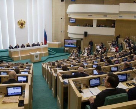 Отнеха правото на глас на неваксинираните депутати в Латвия