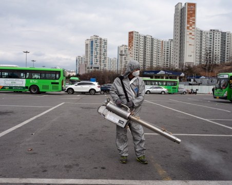 Рекорден брой тежко болни с COVID в Южна Корея! Властите препоръчват трета доза
