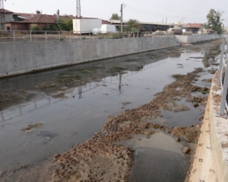 Солена глоба за фабрика за дюнери край Пловдив, замърсявали река с химикали