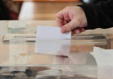 Заради трудностите с техниката и бавното гласуване стотици изнервени избиратели