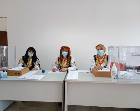 Членове на СИК в Гърция облякоха народни носии, вотът в Австралия приключи